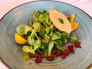 Feldsalat mit eingelegten Babyfeigen  at Hotel Ochsen in Berghuelen
