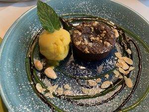 Schokoküchlein mit Mangosorbet  at Hotel Ochsen in Berghuelen