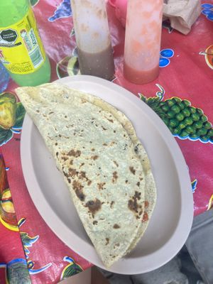 Asked if she could make something vegan and she whipped this up! 😍 Included beans, peppers, onion, mushrooms 


-
Le pregunté si ella se puede hacer algo vegano y hizo este😍 Aldentre hay frijoles, pimientos, cebollas, y champiñones at Antojitos Oaxaqueños Dona Martha in Oaxaca
