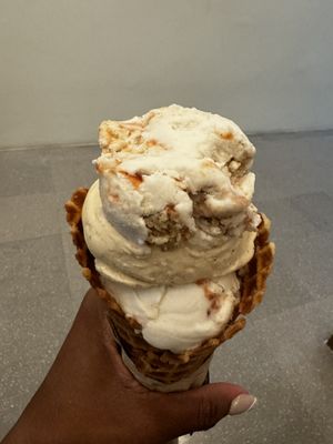 Triple scoop: guayaba x2 y vainilla con caramelo  #Veganuary at Via Lactea Scoop Shop in San Juan