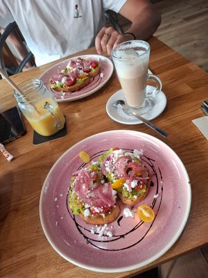 Avocado bread with tomatoes and vegan feta at Velo Cafe & Bar in Interlaken