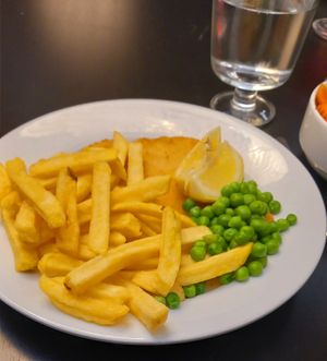 veganes schnitzel mit erbsen + pommes at IKEA in Kaarst
