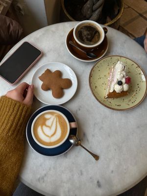 vegan cake and plant-milk cappucino at Black Woolf in Katowice