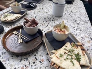 Hummus, pita bread, olives and artichoke hearts 🫒🥙 So good! 🤤  at Babel Beerhouse in North London