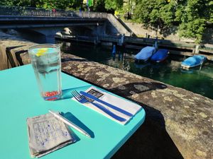 Sitting at the river at Moudi Bar - Talacker in Zurich