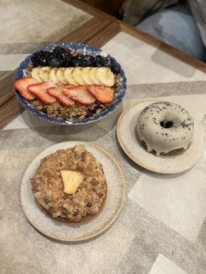 Açaí bowl, milk tea donut, & apple cinnamon donut (4⭐️)   at Asakara Good Store in Osaka