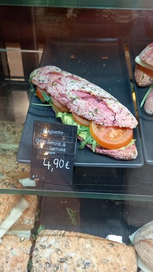 guacamole tomate baguette 4,90€ at Mayersche Café in Dusseldorf