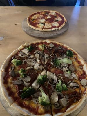 Pizza S (vegetarisch) und Pizza M (vegan) at Kai's Pizza in Karlsruhe