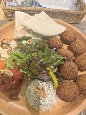 Lunch set soooo good !!! ¥1480  at Seven Hills in Osaka