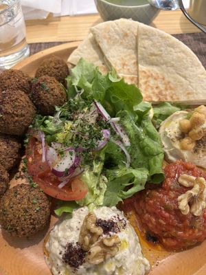 Amazing lunch set !! ¥1480  at Seven Hills in Osaka