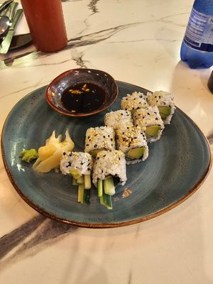 Avocado roll at Hanni Street Kitchen in Leer
