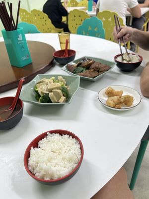 roasted duck (called fried gluten) 100/10, prawns 10/10, chicken with broccoli 6/10 (tasted more like sausage/Fleischwurst but was okay)  at Yat Sum Vegetarian - 一森素食 - Tsim Sha Tsui in Kowloon