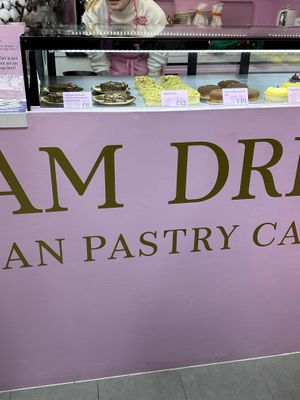 Tarts on offer showing enormously high prices  at Cream Dream in London