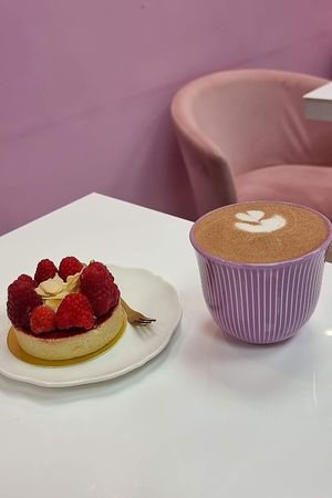 Raspberry & marzipan tart and hot chocolate at Cream Dream in London