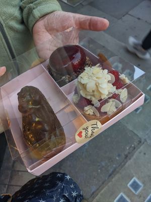 Schoko Erdnuss Eclair Kirsch Torte und Himbeer Törtchen. 28 Euro und eines war um 50% reduziert at Cream Dream in London