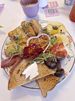 Full English breakfast   at Cream Dream in London
