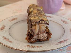 Inside the Snickers eclair at Cream Dream - Covent Garden in London