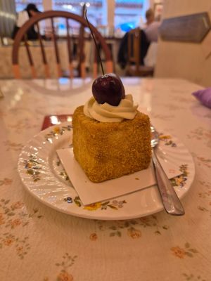 Honey cake at Cream Dream - Covent Garden in London