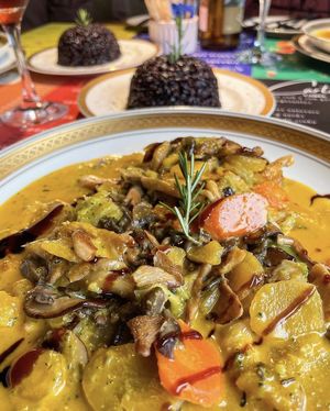 Cogumelos ao fogo. Flambados com cachaça com legumes e leite de coco. Servidos com arroz negro   at Lezap Bistrô  in Bocaina De Minas