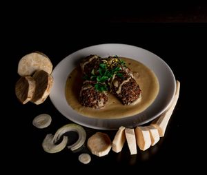 BLACK LENTIL MEATBALLS
With a sauce of white vegetables and truffle oil. at Food Makerzy in Kluszkowce