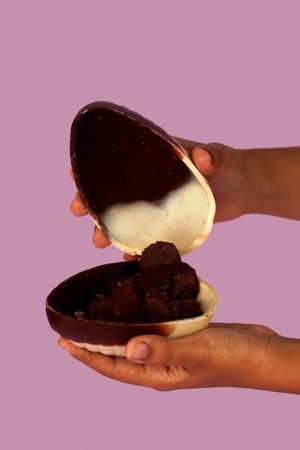 Ovo de Páscoa sabor chocolate branco com chocolate 57% cacau recheado com bombons de maracujá. 100% 🌱  at Arte Chocolate - Factory & Shop in Goias