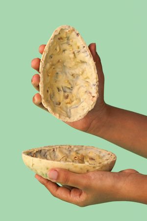 Ovo de Páscoa trufado sabor chocolate branco com pedaços de pistache recheado com creme de baru e damasco. 100% 🌱  at Arte Chocolate - Factory & Shop in Goias