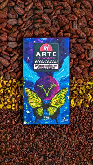 Chocolate 60% cacau mesclado com chocolate branco de pistache. 100% vegano 🌱   at Arte Chocolate - Factory & Shop in Goias