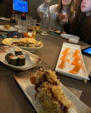 Normal und frittiertes Sushi ( im Hintergrund, Reisnudeln und Dumpins )  at Mayumi Sushi Fusion in Bari