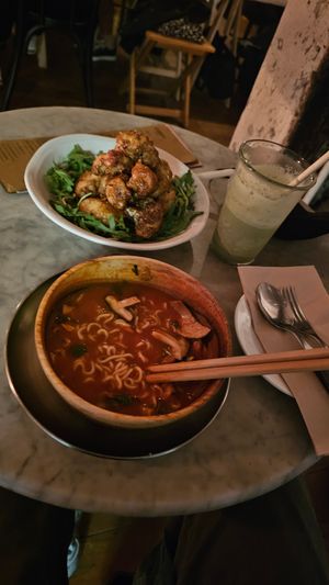 I love their cauliflower dipped in soy sauce and their tomato ramen was a good amount of spicy. Good communication between the staff. I wished that the food would have come in earl at Ferments - 퍼멘츠 in Seoul
