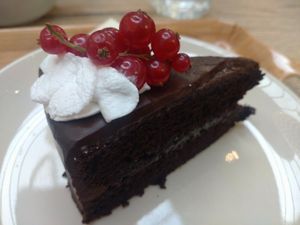 Vegan Sacher-cake piece at BRÜ in Kuopio