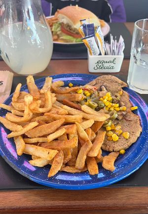 Milanesa y hamburguesa con papas  at Archie's Pizzas & Burgers in Colonia Del Sacramento