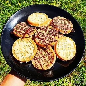 twins Lemon & white chocolate / lemon & dark chocolate at LA RAWTISSERIE in Antibes