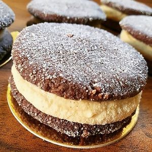 Whoopie cocoa/vanilla at LA RAWTISSERIE in Antibes