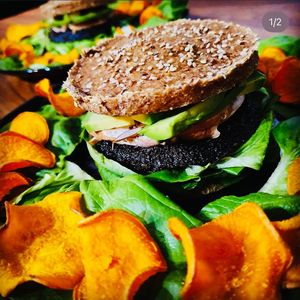 Burger "classique" at LA RAWTISSERIE in Antibes