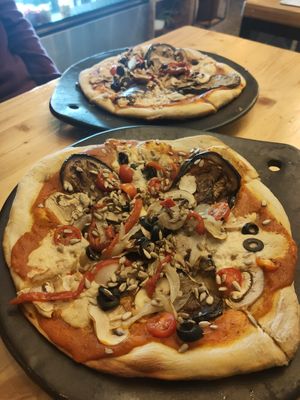 Delicious vegan pizza at Bizcotela in Bogota