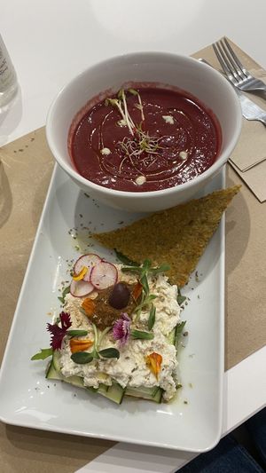 Gaspatxo remolatxa i lasanya raw at Bionectar in Girona