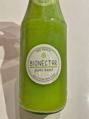 Kale, apple, lemon... at Bionectar in Girona