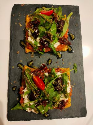 Raw pizza at Bionectar in Girona