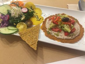 Pizza crudivegana con base de zanahoria, ensalada de guarnicion. Deliciosa!!  at Bionectar in Girona