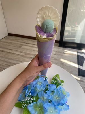 hydrangea-themed crepe (limited edition for spring/summer hydrangea season) at Ice Biyori あいす日和 in Kamakura