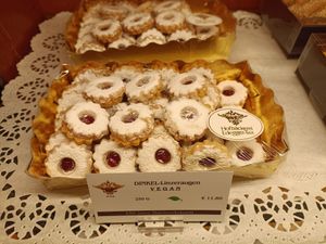 Vegane Linzeraugen at Hofbäckerei Edegger-Tax in Graz