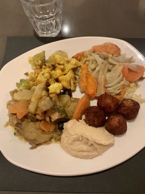 Polpettine, seitan con patate, misto di broccoetti, finocchi e carote, hummus   at Ops Cucina Mediterranea in Rome