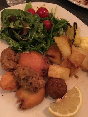 Les beignets de légumes et boulettes de riz extra! at Ops Cucina Mediterranea in Rome