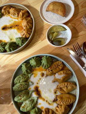 Schick angerichtete Manti, allerdings war mir die Joghurt Soße zu wässrig  at Mr. Dumpling in Hamburg