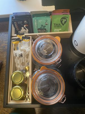 Tea/coffee station with hot chocolate and UHT oat milk  at Greenstone Lodge  in Bridge Of Orchy