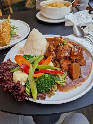 Rice with "beef" stew and fresh veggies at Kim999 - The Playce in Berlin