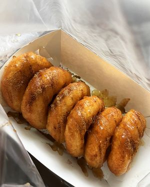 Vegan donuts with apple jam and cinnamon at Ringo Ponchik & Perazhki — Saryan in Yerevan