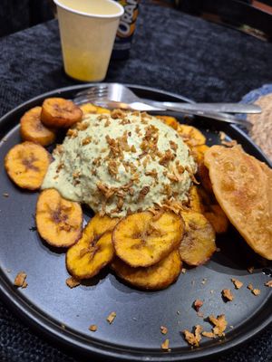 Reis mit Koriandersoße und Kochbananen mit Pako Pako at Atsika in Dieppe