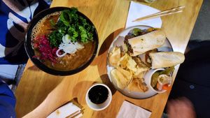 Ramen TanTan y baguette de falafel con papas fritas (especial) at Sarumino in Mexico City