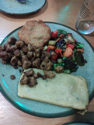 Plato combinado de escalope villeroy, tortilla francesa, soja y verduras at Puzzle Bar in Gijon